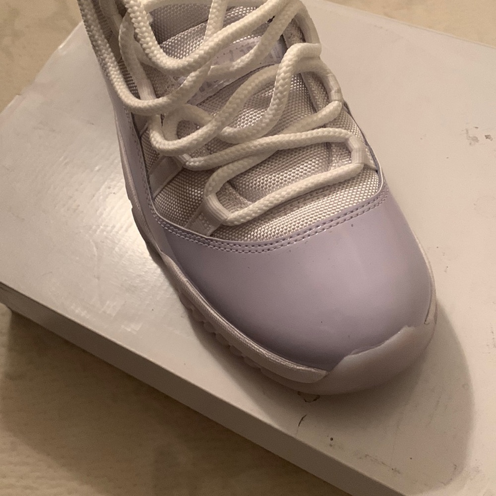 Jordan’s size 10 low top  11s